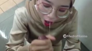 Skandal Guru Jilbab Suka Nyepong Crot Dimulut